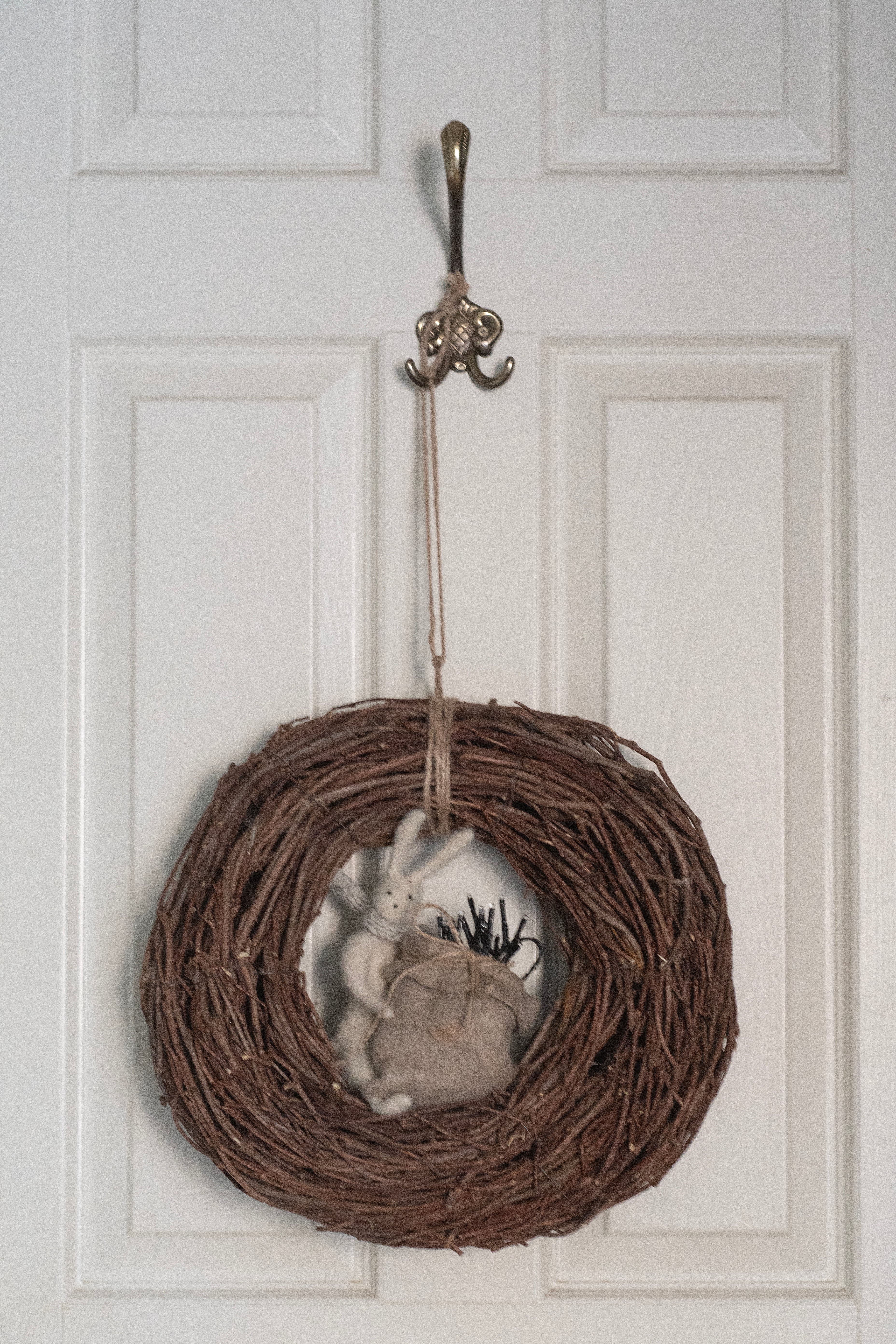 Iso oksakranssi pupulla ja hohtavilla taikasauvoilla