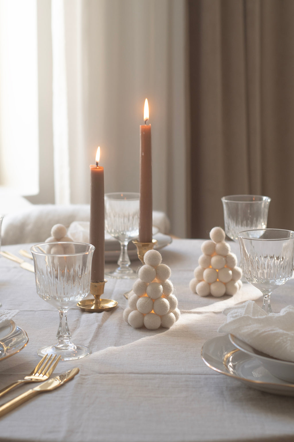 Hohtava lumilyhty villapalloista