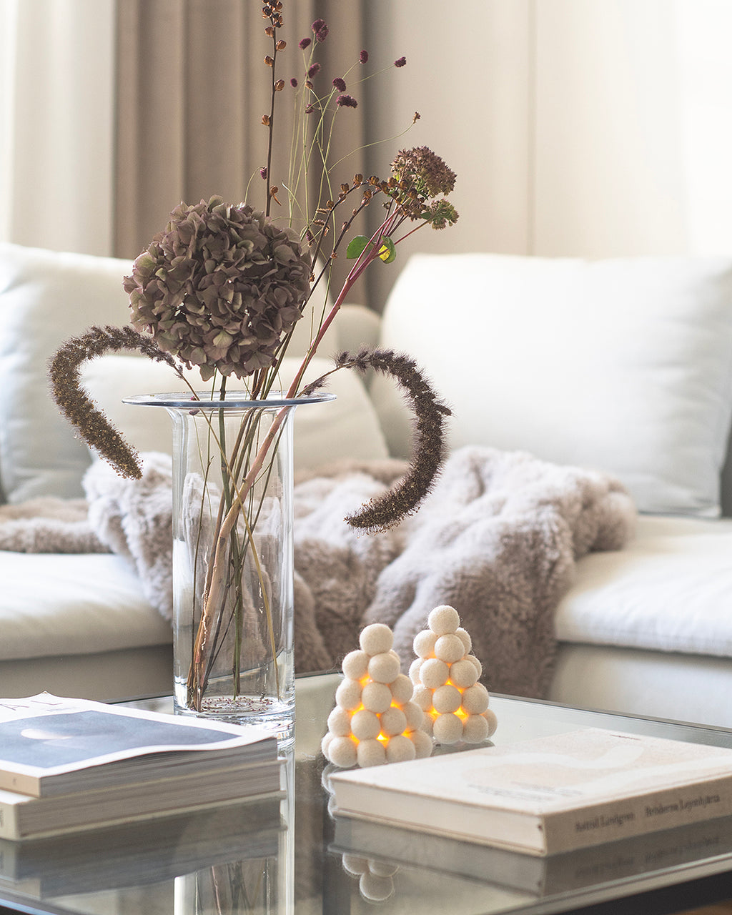 Hohtava lumilyhty villapalloista