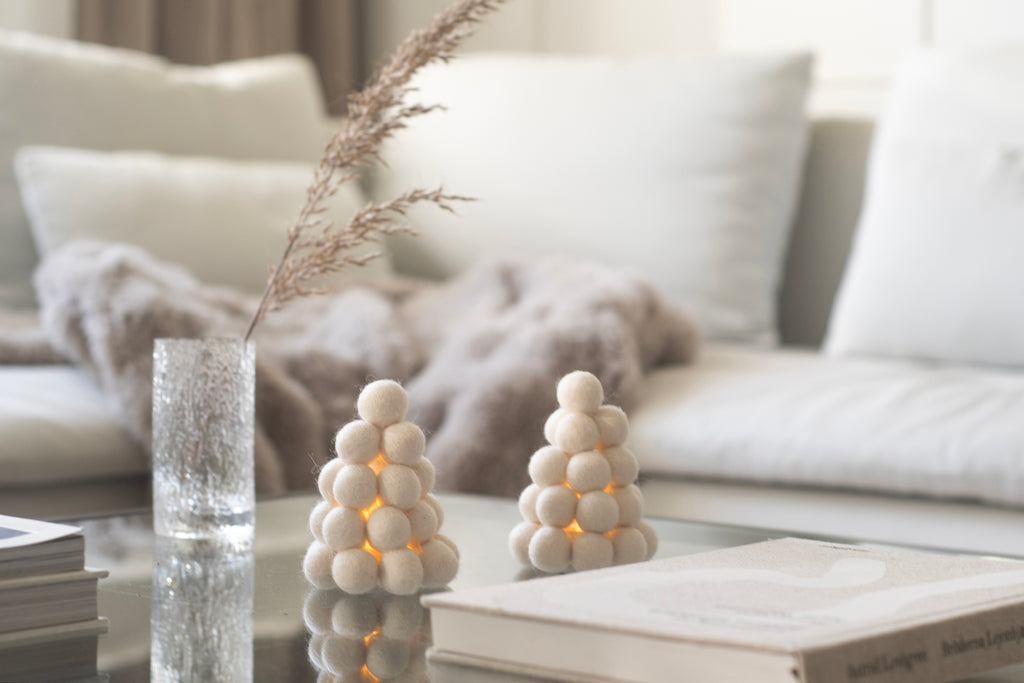 Hohtava lumilyhty villapalloista