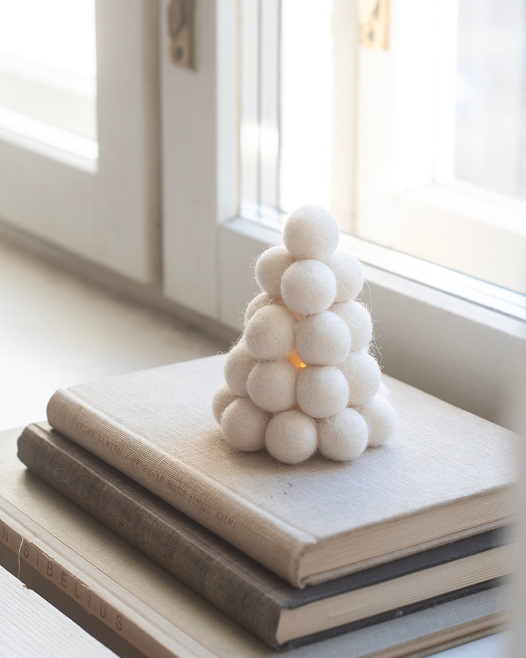 Hohtava lumilyhty villapalloista