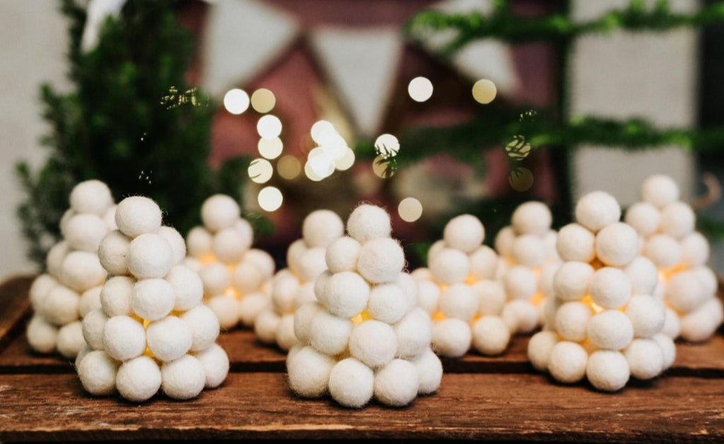 Hohtava lumilyhty villapalloista